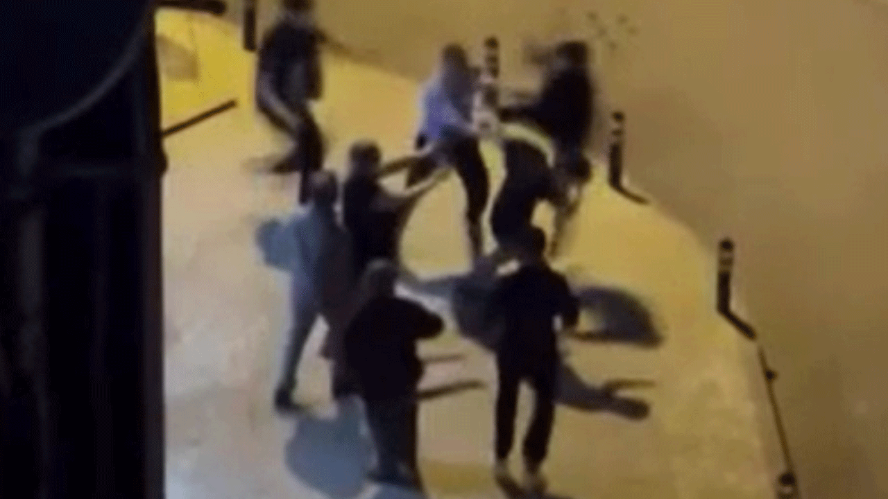 5 şahısın 1 kişiyi aralarına alıp dövdüğü anlar kamerada!