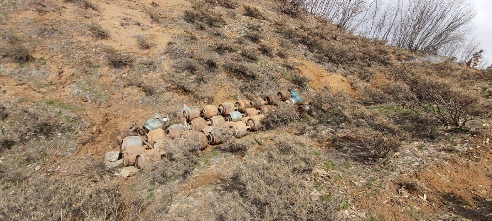 5 sığınakta 62 adet tüp ile yaşam malzemesi ele geçirildi 