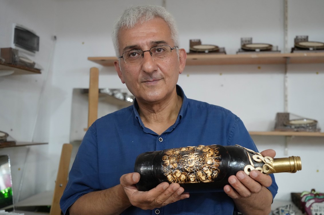 5 TL’ye alıyor 50 euroya satıyor! Atık şişeleri sanat eserine dönüştürüyor