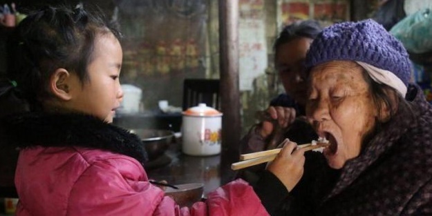 5 yaşındaki kız hem anneannesine hem büyükannesine bakıyor