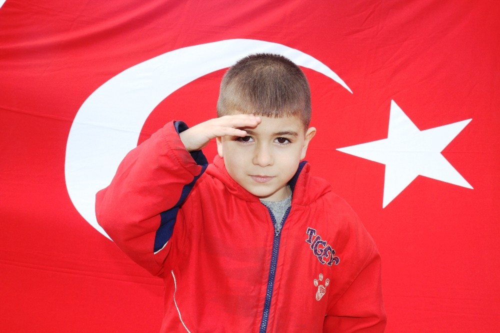 5 yaşındaki Mustafa şehitler için asker selamı verip, İstiklal Marşı okudu 