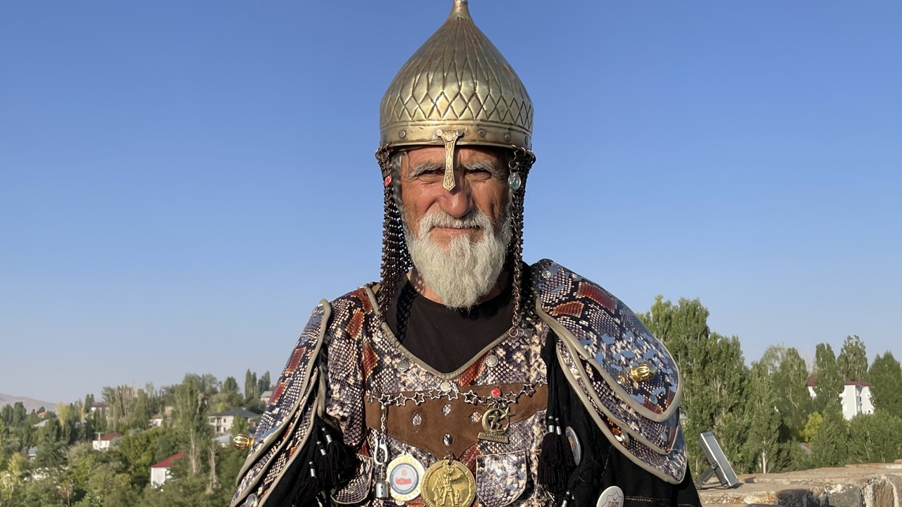 5 yıldır savaş kostümüyle Türkiye’yi dolaşıyor! Sultan Alparslan’ın ruhu!