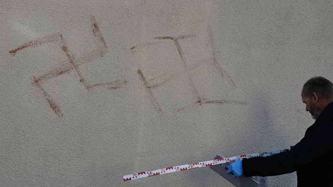 50 araç, onlarca ev ve posta kutularına insan kanlarıyla gamalı haçlar çizildi! Almanya'da kanlı nefret mesajı