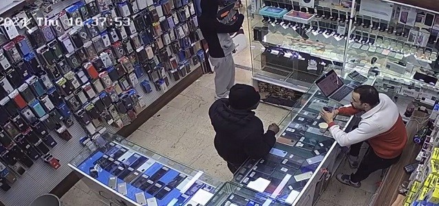 50 bin lira değerinde! Kaşla göz arasında telefonu böyle çaldı