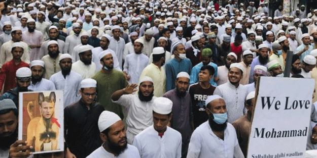 50 bin Müslüman sokaklara indi! Bu pankart dünya gündemine oturdu