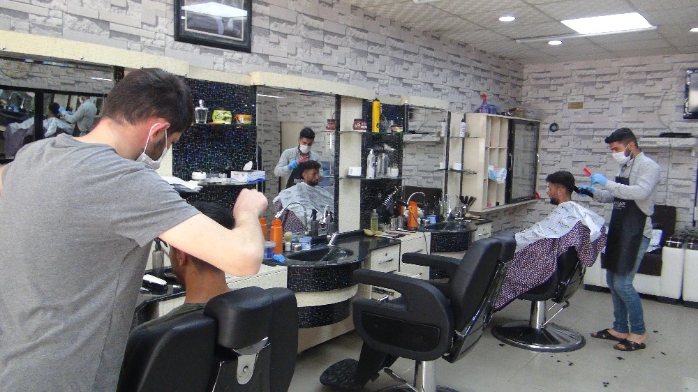 50 gün sonra iş başı yapan berberlerin randevu defterleri doldu 