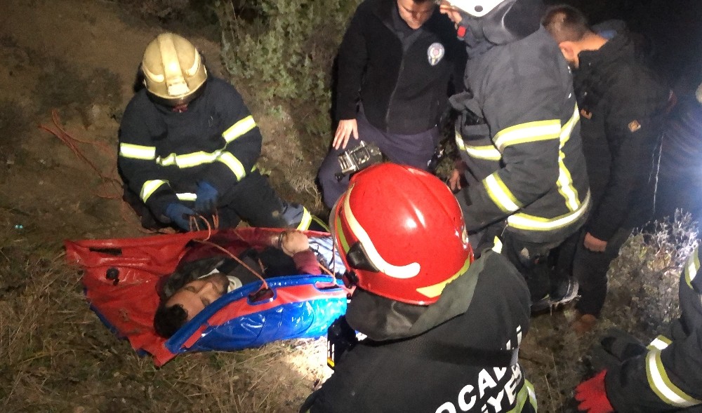 50 metre yükseklikten şarampole yuvarlanan otomobil evin duvarına çarparak durabildi: 2 yaralı 