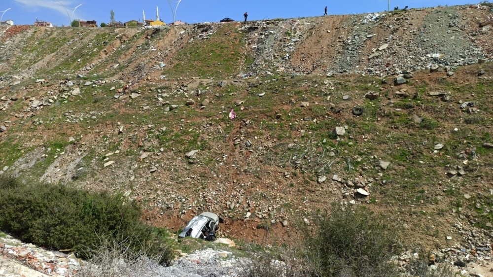 50 metrelik uçuruma düşen otomobildeki çift ölümden döndü 