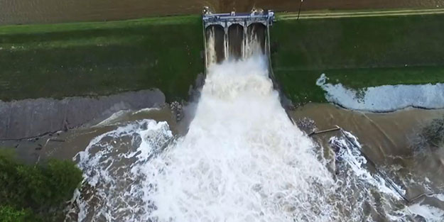 50 otoyol sular altında kaldı, tahliyeler başladı! ABD’de baraj çöktü, akıntı sele dönüştü