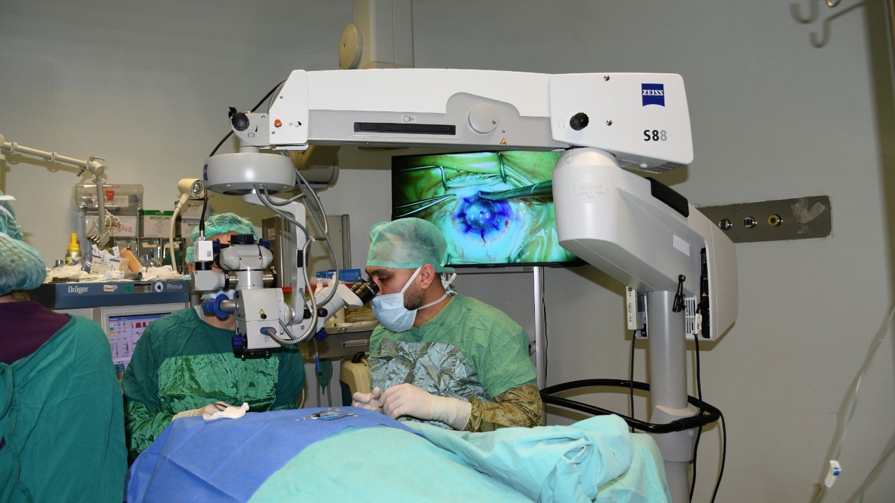 50 yıl sonra gelen mucize! Kireç kaçan gözüne 72 yaşında kornea nakli yapıldı