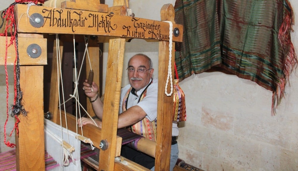 50 yıldır aynı tezgahta kutnu kumaşı dokuyor 