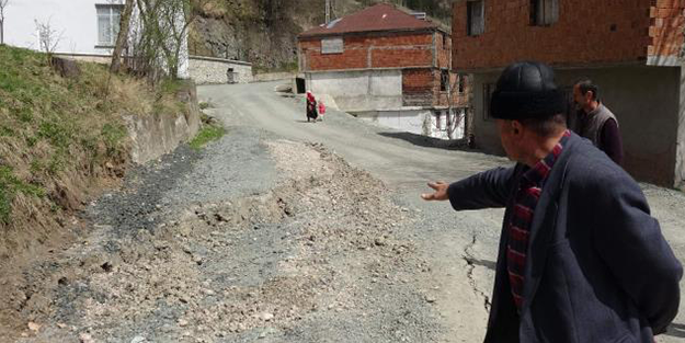 500 kişinin yaşadığı mahalle santim santim kayıyor! Halk, camiye gidip namaz bile kılamıyor