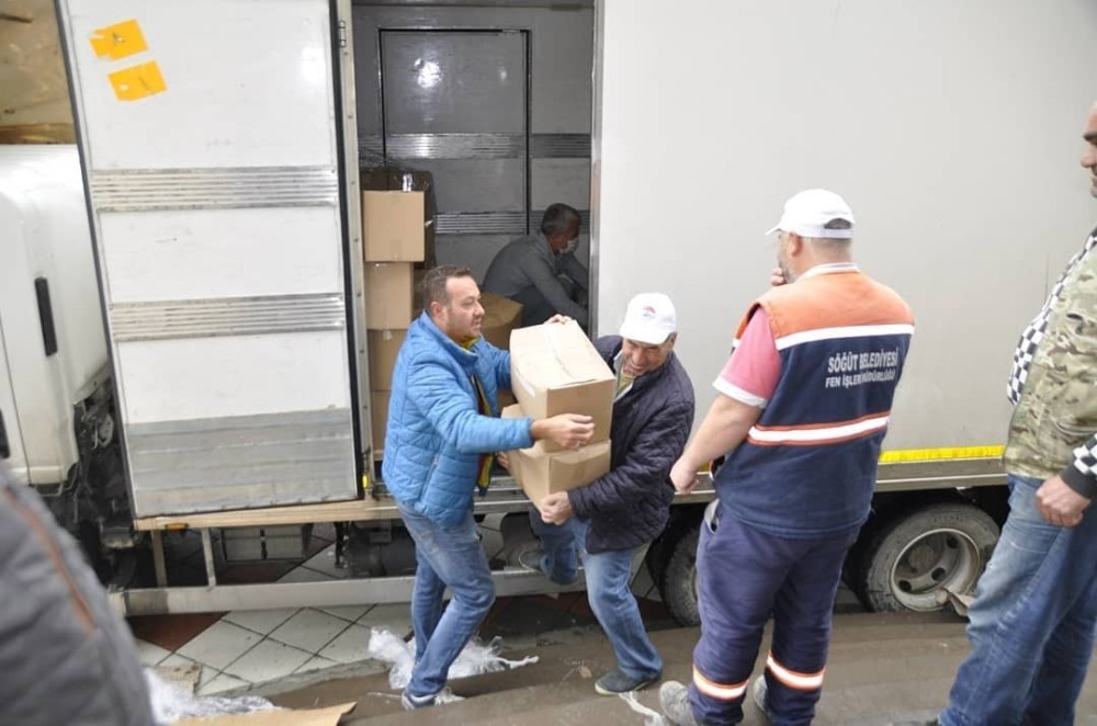 500 koli yardımı kimi maskeli, kimi maskesizler taşındı 