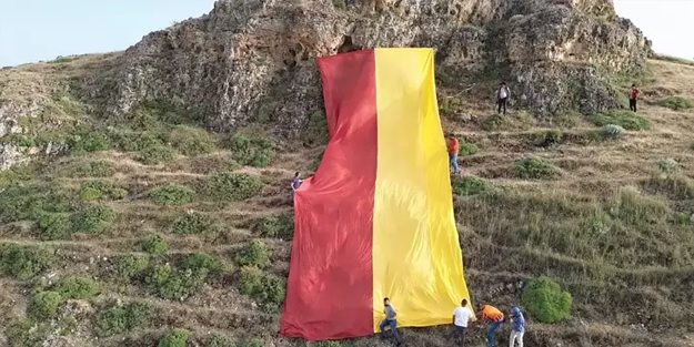 500 metrekarelik Galatasaray bayrağı astılar! Erden Timur’dan bir istekleri var!
