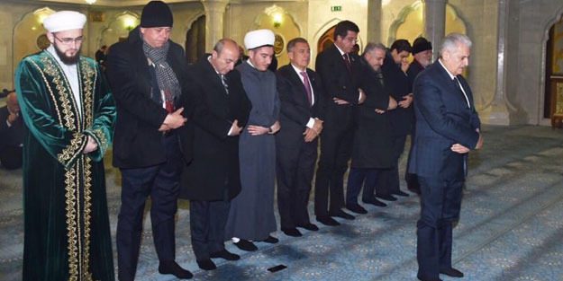 500 yıllık camide namaz kıldırdı
