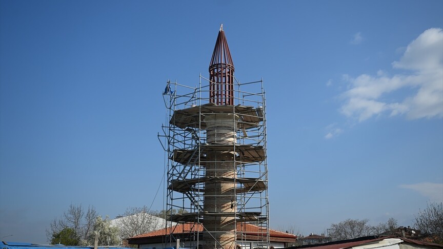 500 yıllık caminin minaresi "hafif külahla" tamamlandı