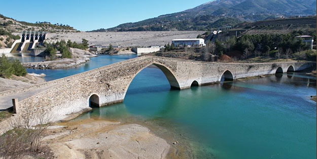 500 yıllık köprüsü asrın felaketine dayandı