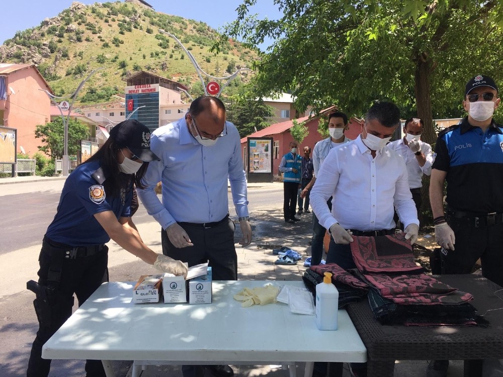 500 yıllık tarihi caminin avlusunda cuma namazı 