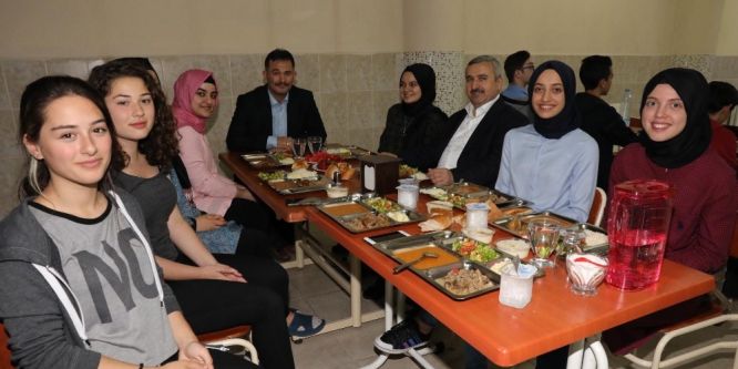 Başkan Baran iftarını öğrencilerle açtı