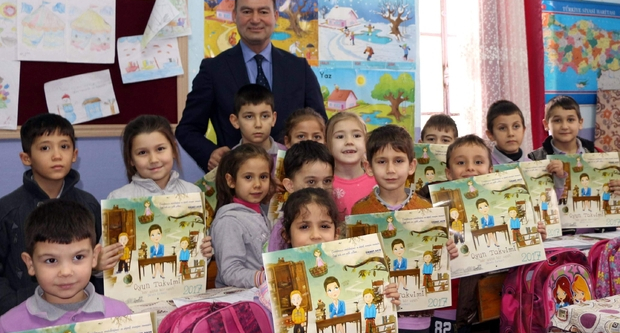 Öğrencilere oyun takvimi hediye etti