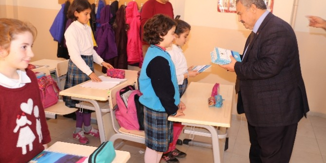 Necdet Uysal “Gençlerle Başbaşa” kitabını öğrencilere hediye etti