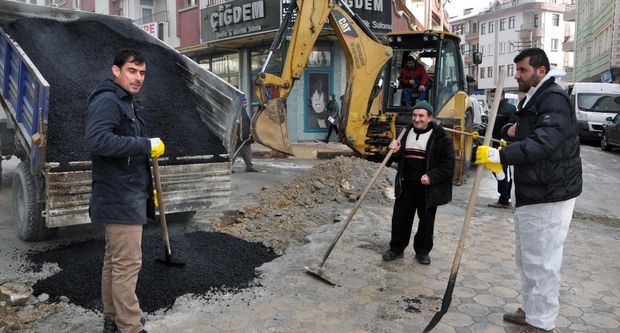 Bozulan yollar yeniden onarılıyor
