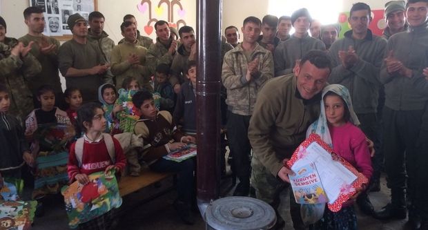 Askerler öğrencilere karne hediyeleri dağıttı