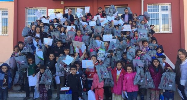 Öğrencilere ayakkabı ve giysi yardımı yapıldı