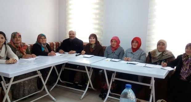 Köylüler okuma yazma öğreniyorlar