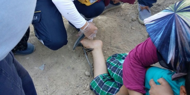 Küçük çocuğun ayağına inşaat demiri saplandı