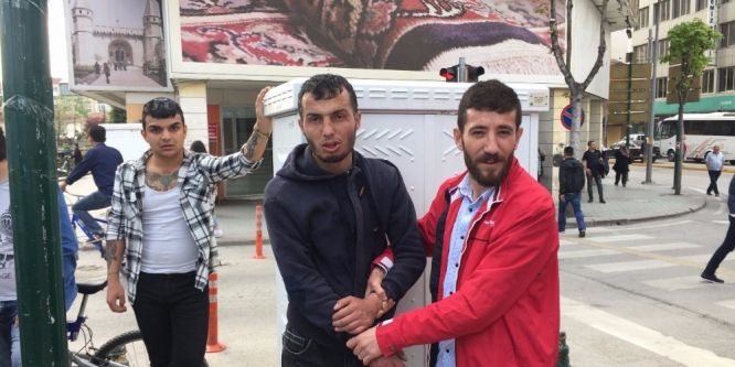 Kapkaç şüphelisini vatandaşlar yakaladı