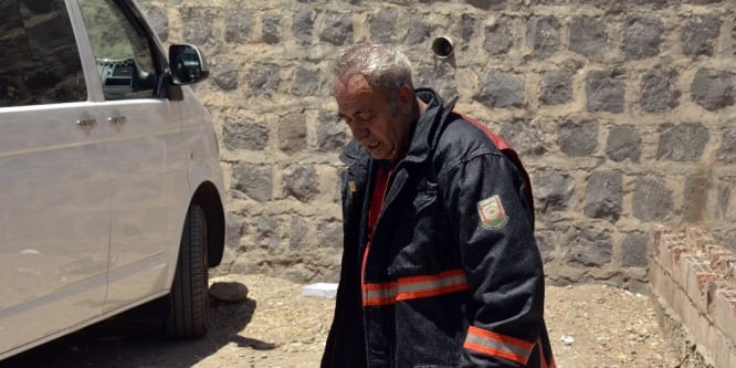 Yangına müdahale eden itfaiye eri ölümden döndü