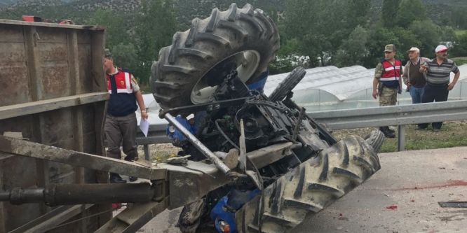 Traktör ile minibüs çarpıştı: 1 ölü, 3 yaralı