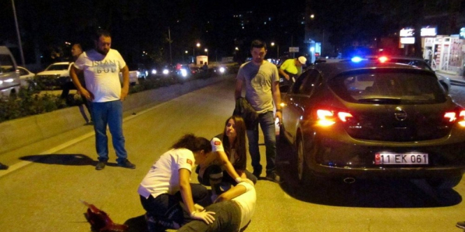 Motosiklet ile otomobil çarpıştı: 1 yaralı