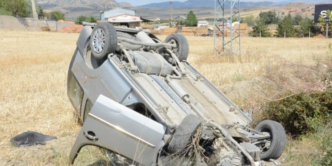 Ticari araç şarampole devrildi: 1 yaralı