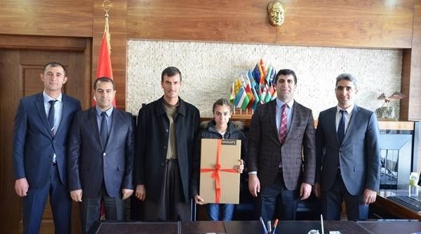 TEOG birincisine ödül verdi