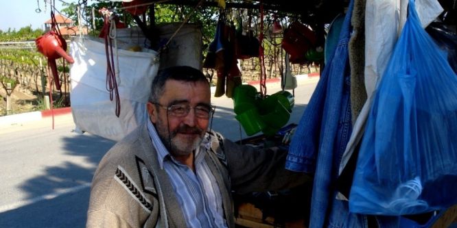 Ekmek parası için her gün 20 kilometre yürüyor