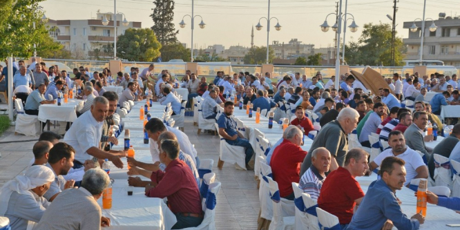 Aileler arasındaki husumeti barış yemeği bitirdi