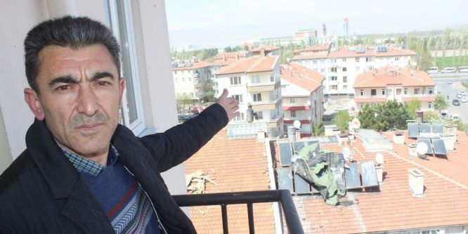 Rüzgarın uçurduğu çatı tehlike saçtı