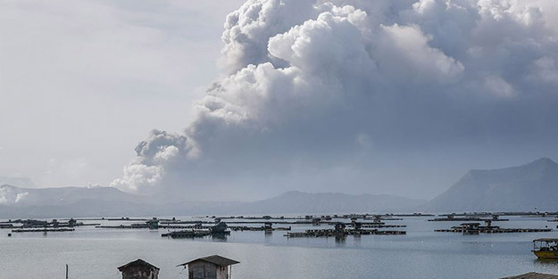 52 deprem kaydedildi, küller 100 kilometre etrafa yayıldı