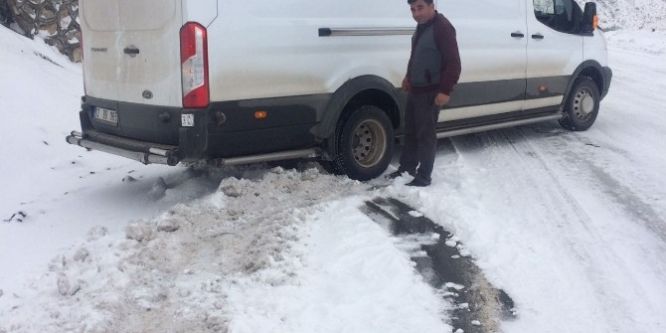 Yoğun kar yağışı kazalara yol açtı