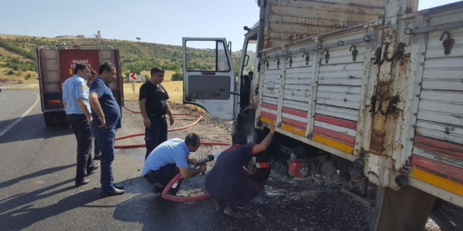 Seyir halindeki kamyonet alev aldı