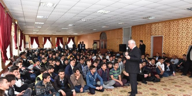 Vali Tuna, Suruçlu gençlerle buluştu