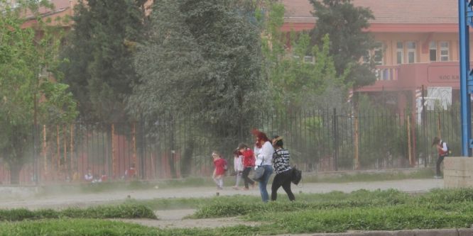Fırtına öğrencilere zor anlar yaşattı