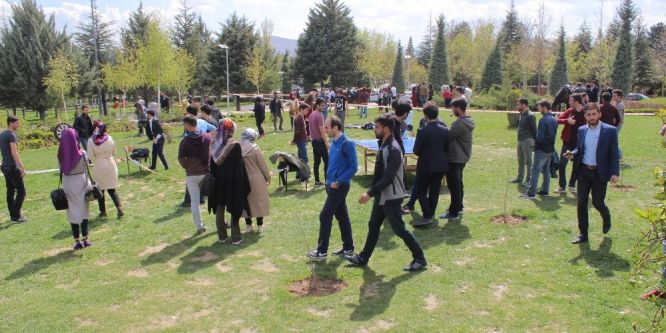 Gençler, geleneksel spor dallarıyla eğlendi