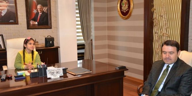 Valilik makamına kız öğrenci oturdu