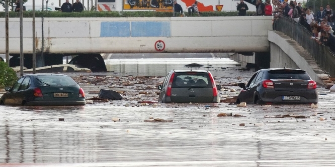 Komşuyu sel aldı: 16 ölü