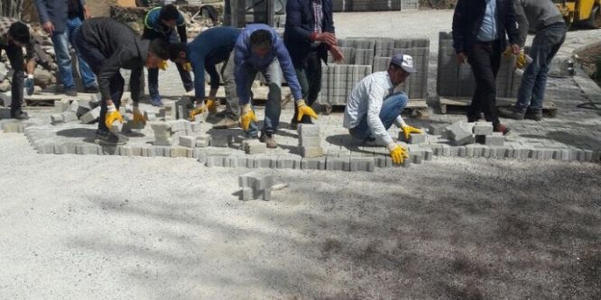 Çaldıran Belediyesi'nden parke taşı döşeme çalışması