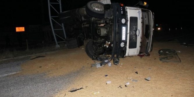 Buğday yüklü tır devrildi