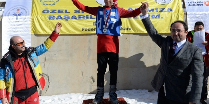 Özel madalyalar sahiplerine verildi